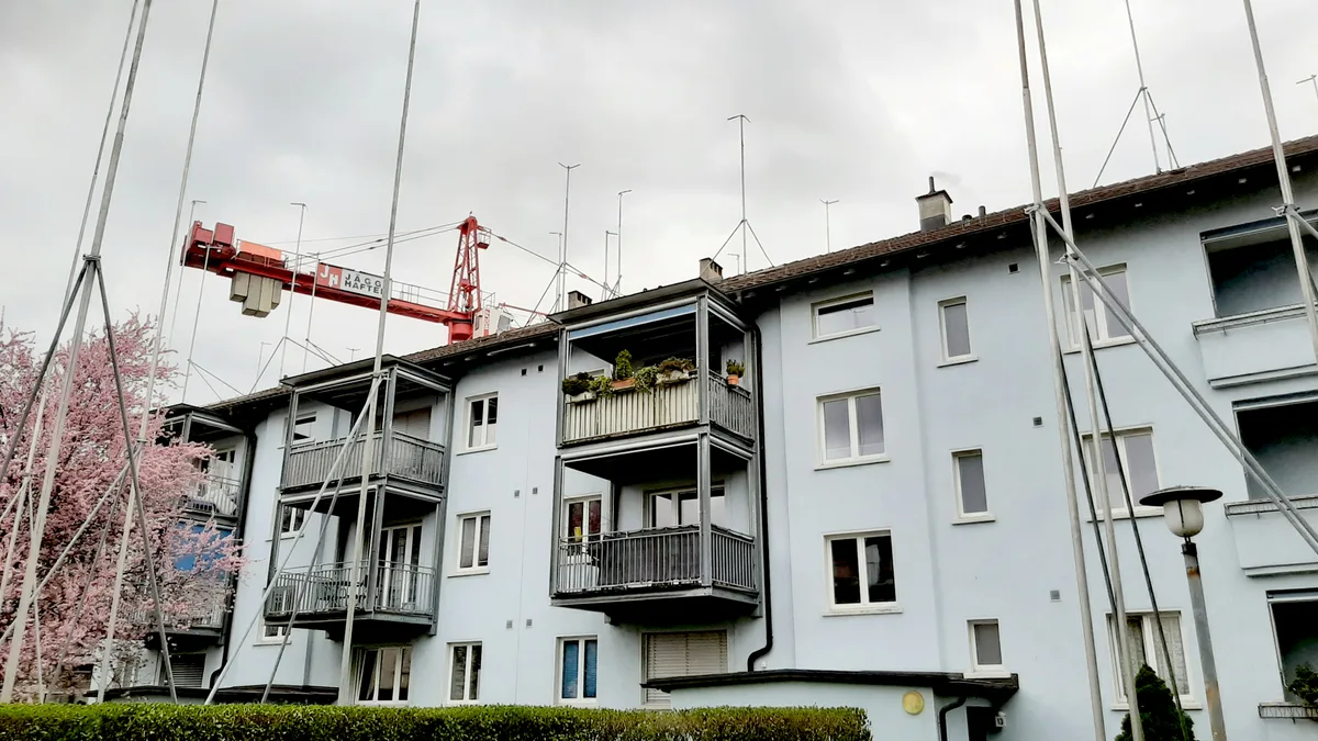 Bauvisiere sind allgegenwärtig im Flugfeld-Quartier. Die Folge: Alteingesessene Anwohner müssen sich eine neue Wohnung suchen. Blick auf eine Baustelle in einem Wohnquartier.